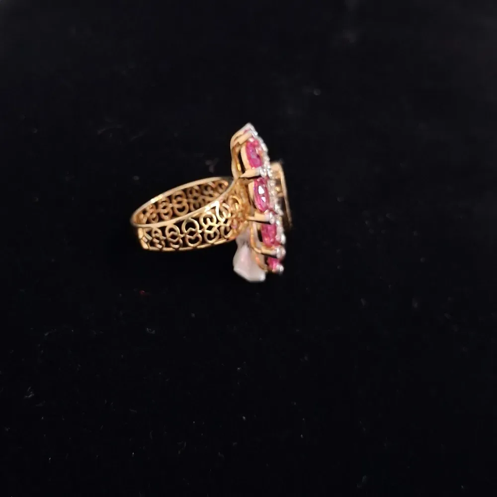 DIAMOND. PINK SAPPHIRE RING
