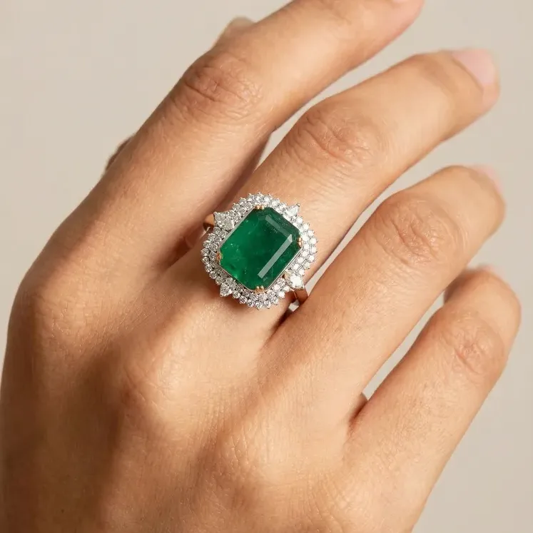 DIAMOND ROUND DIAMOND MARQUEZ EMERALD OCTO RING