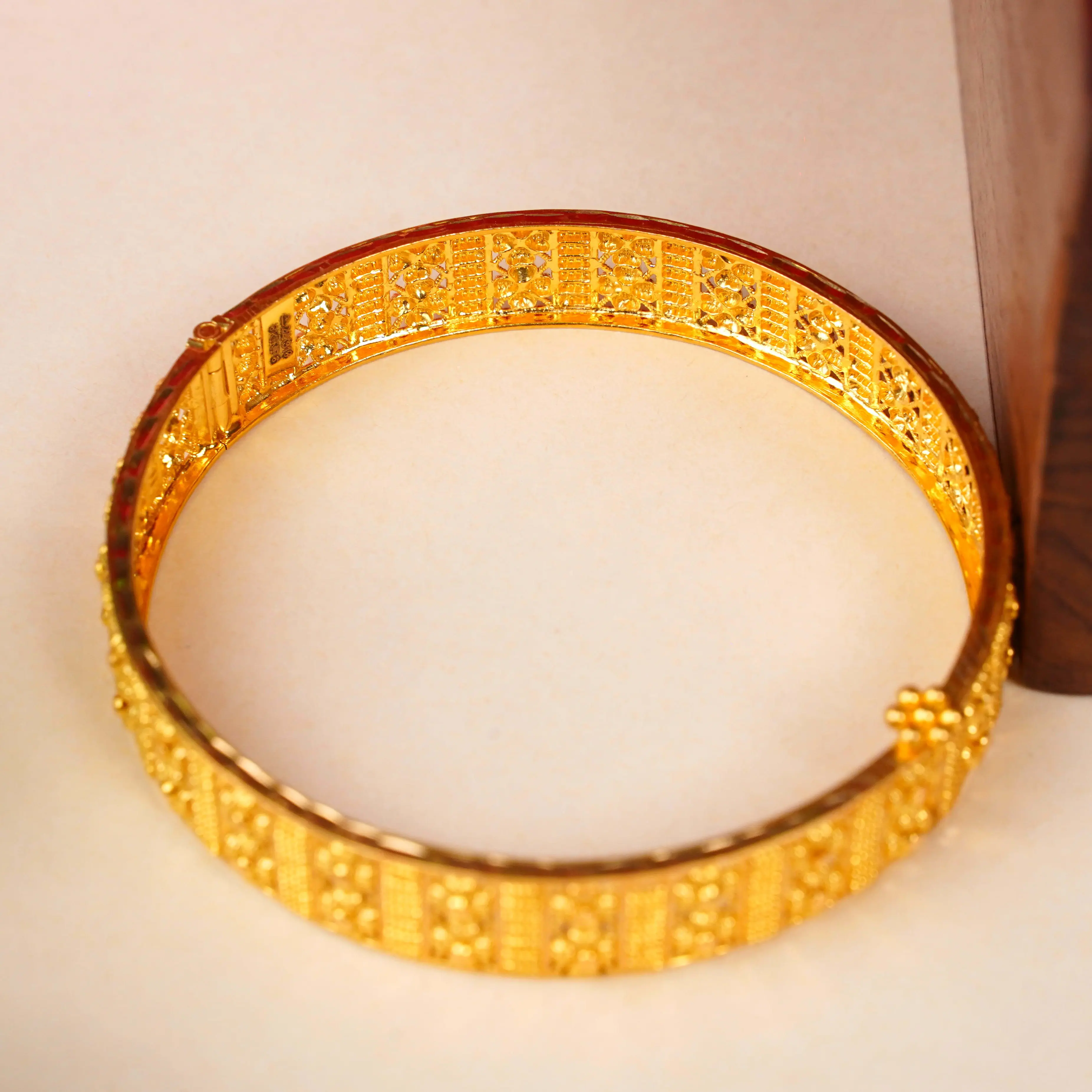 BANGLES