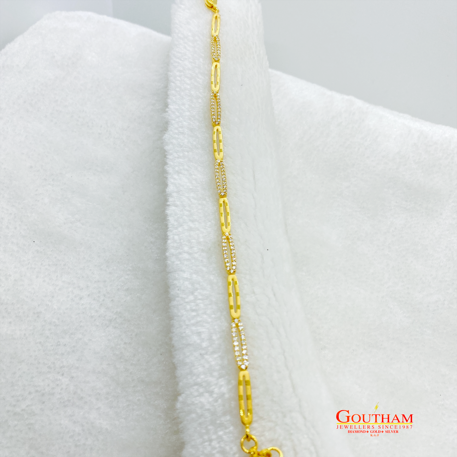Fancy Casting Finish Ladies Bracelet Gj0203