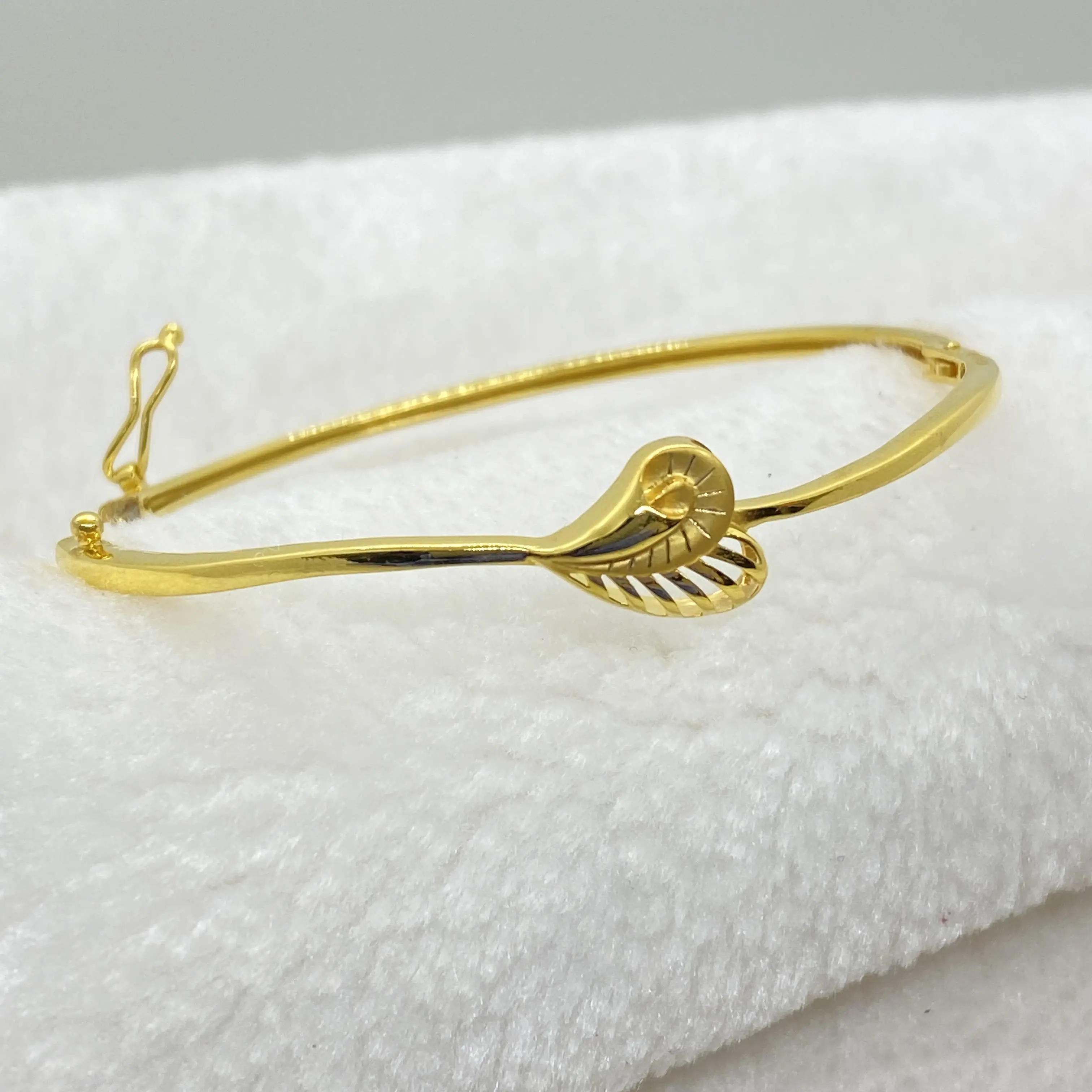 Fancy Heart Shape Casting Kada Bangle Gj0148