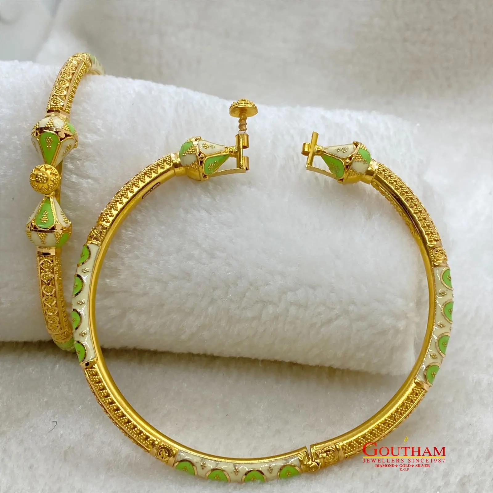 Fancy Exclusive Bright Enamel Kada Bangle Gj0309