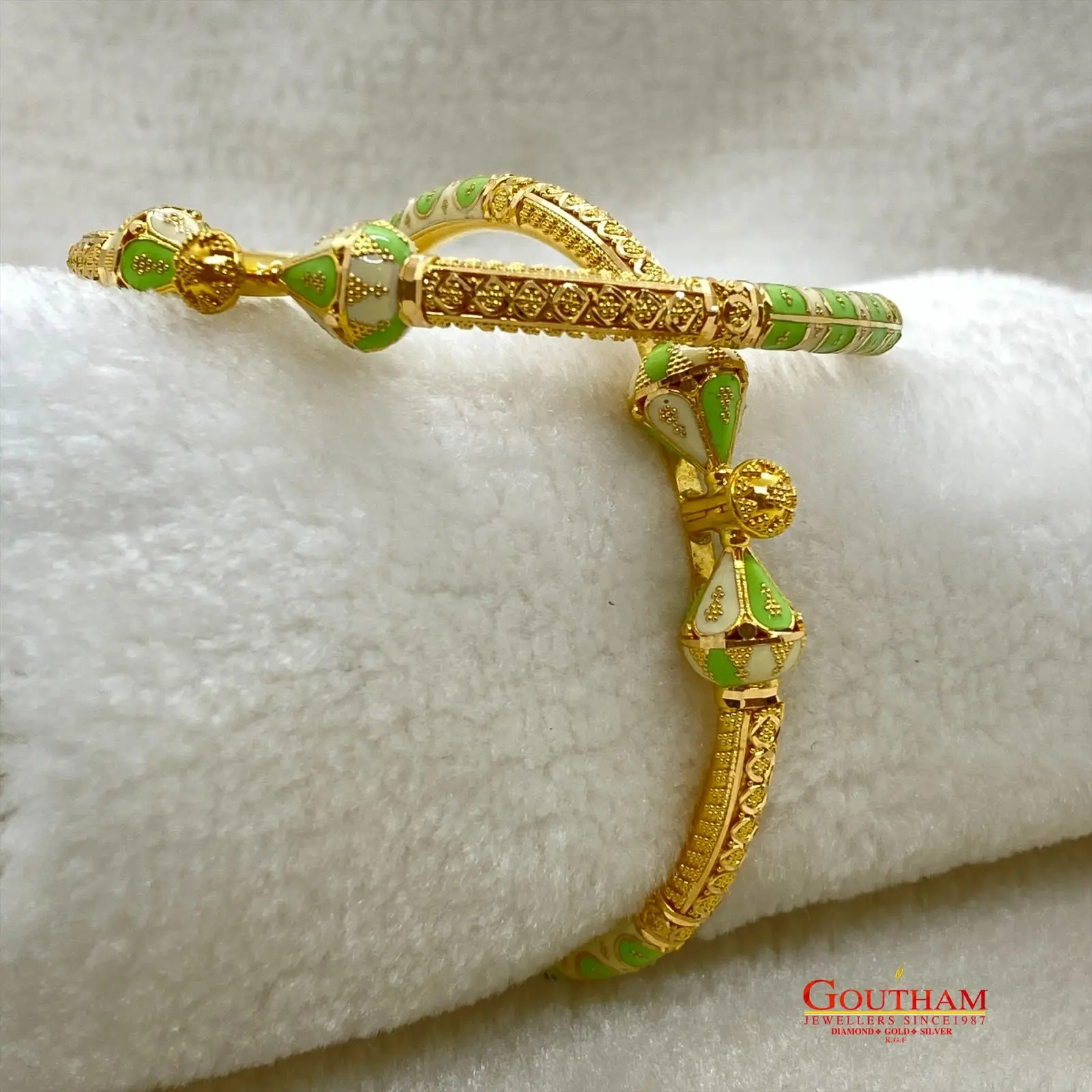 Fancy Exclusive Bright Enamel Kada Bangle Gj0309