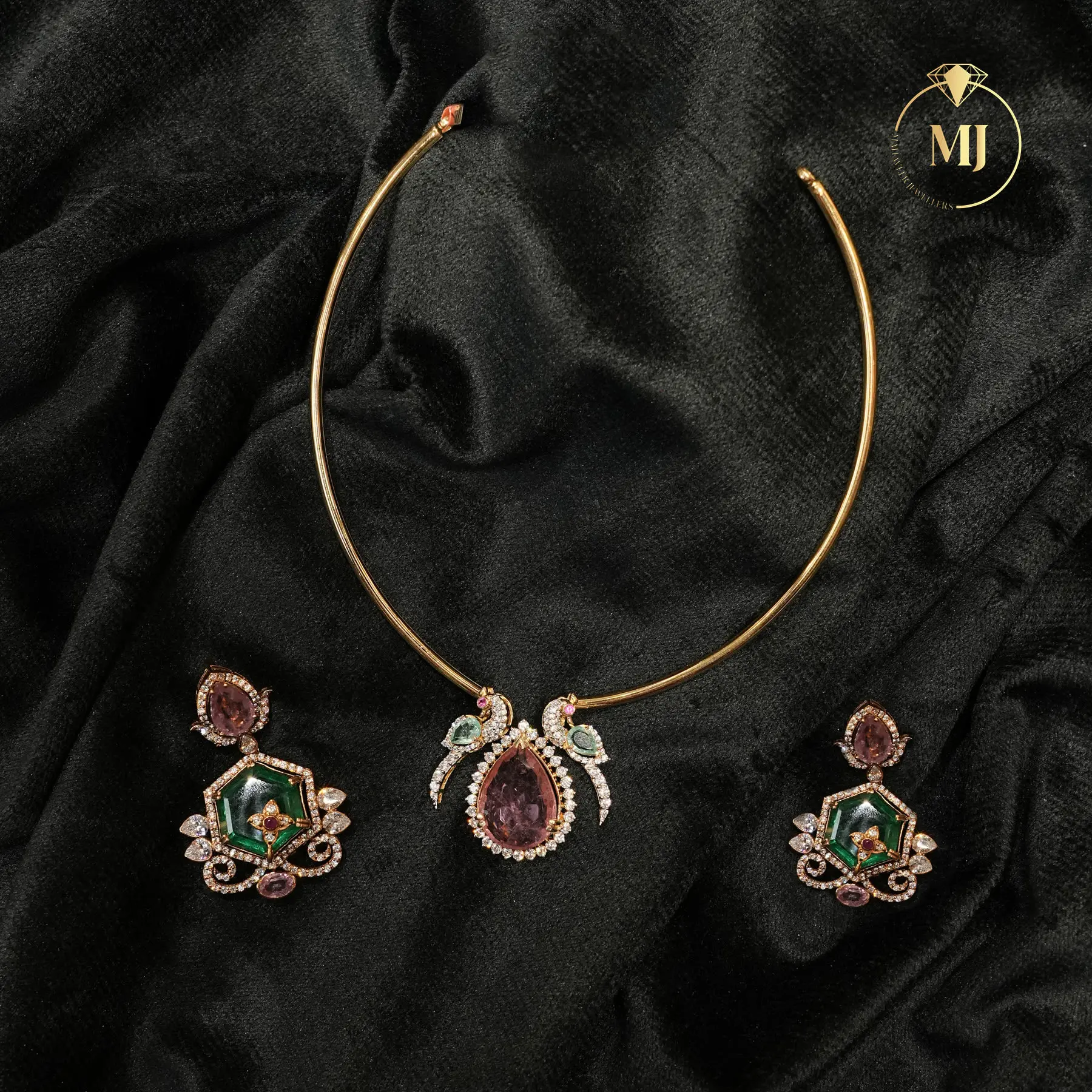 Majestic Victorian Womens Neckpiece