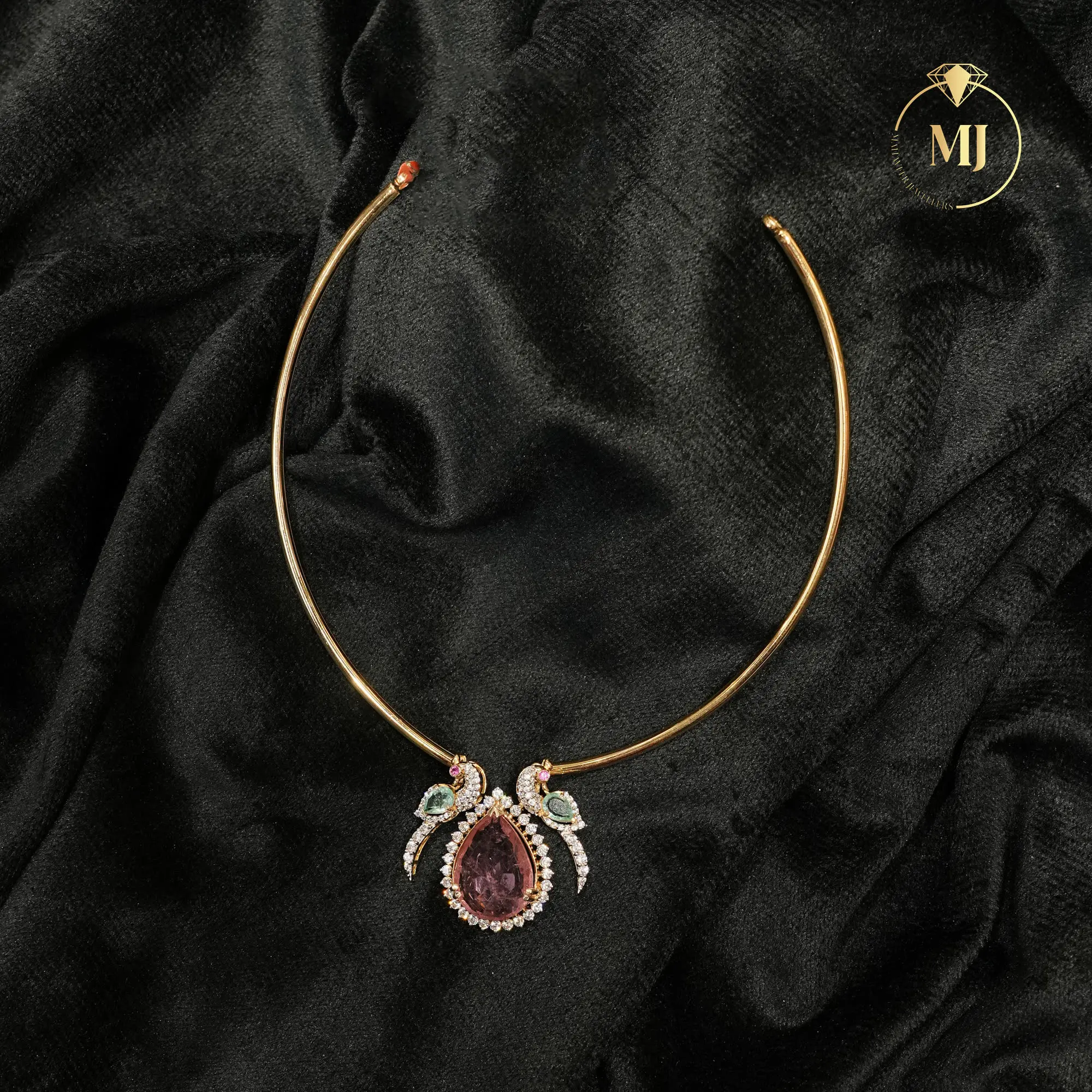 Majestic Victorian Womens Neckpiece