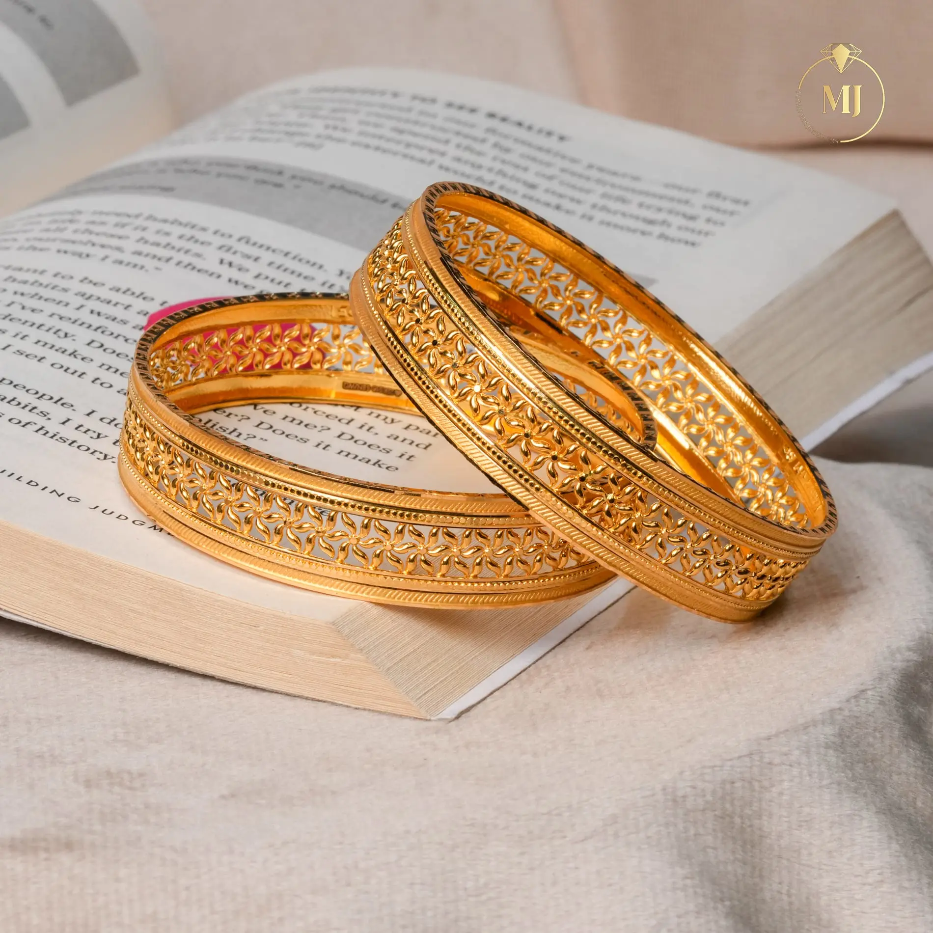 Elegant Floral Carve Bangle Set
