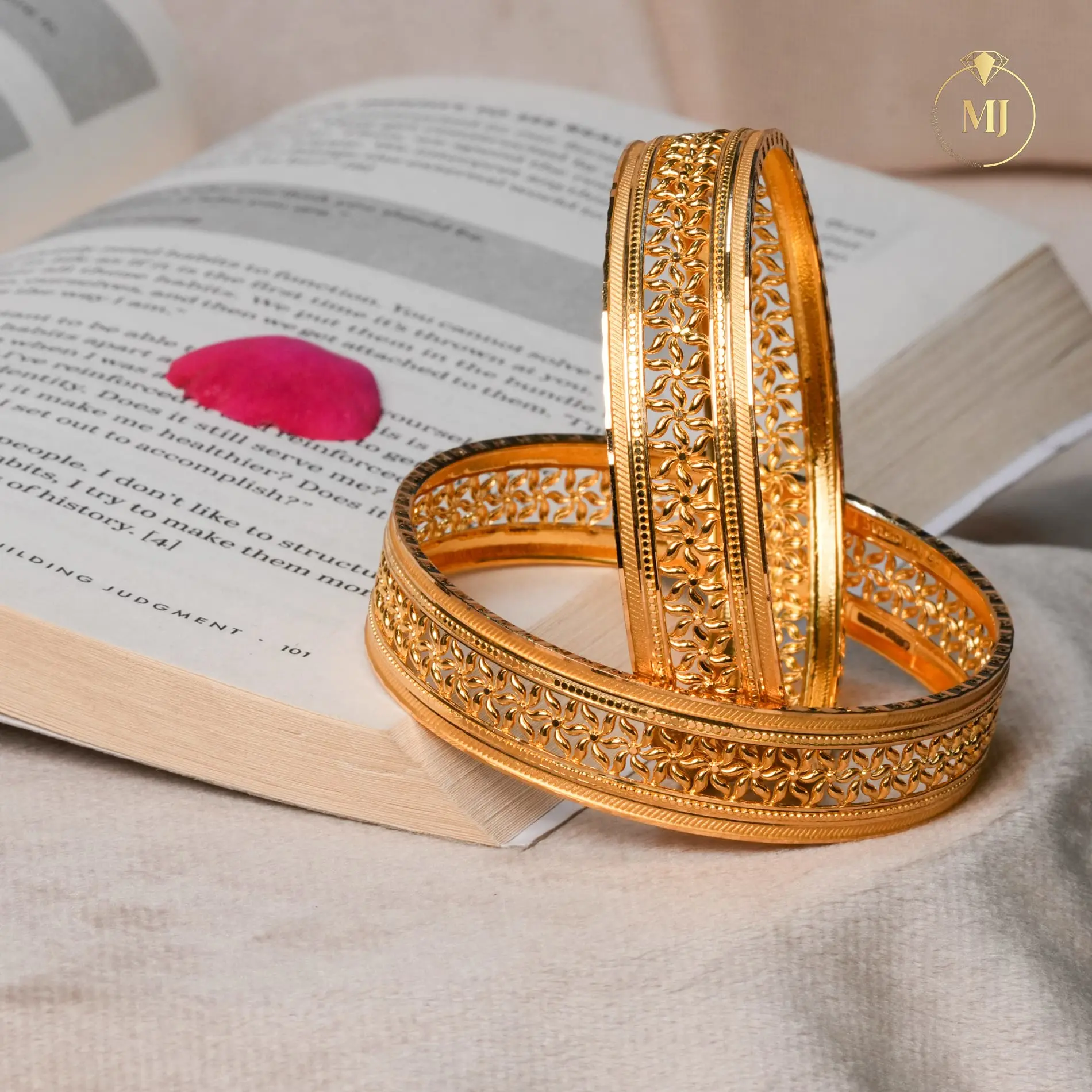 Elegant Floral Carve Bangle Set
