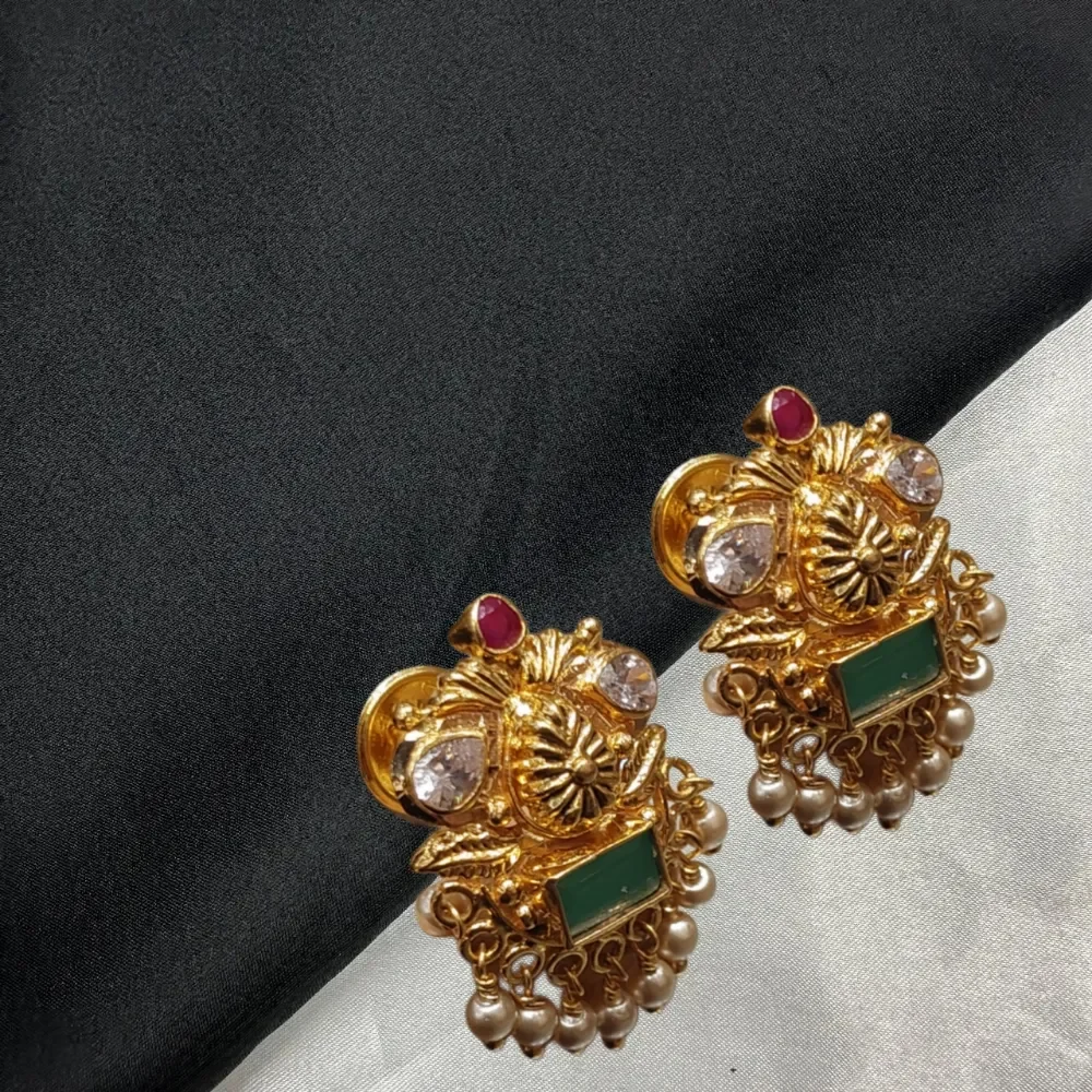 Peral With Spinal Emerald Studs