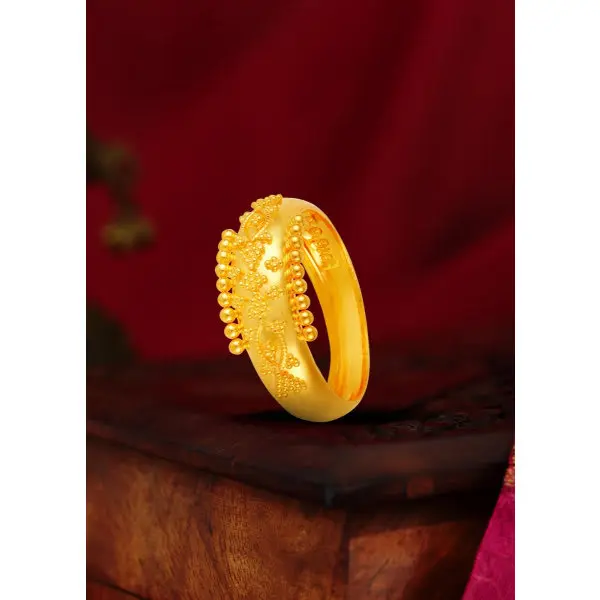 Elegant Ladies Ring