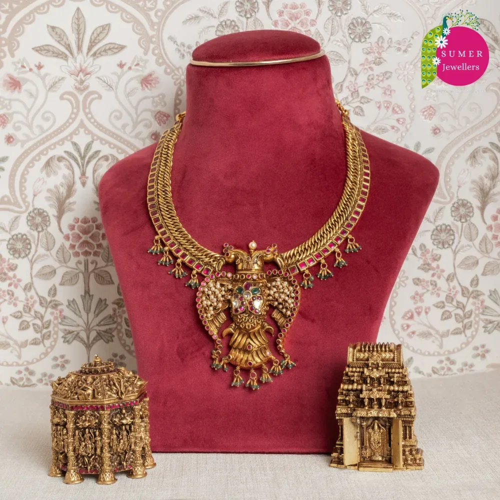 GOLD NECKLACE