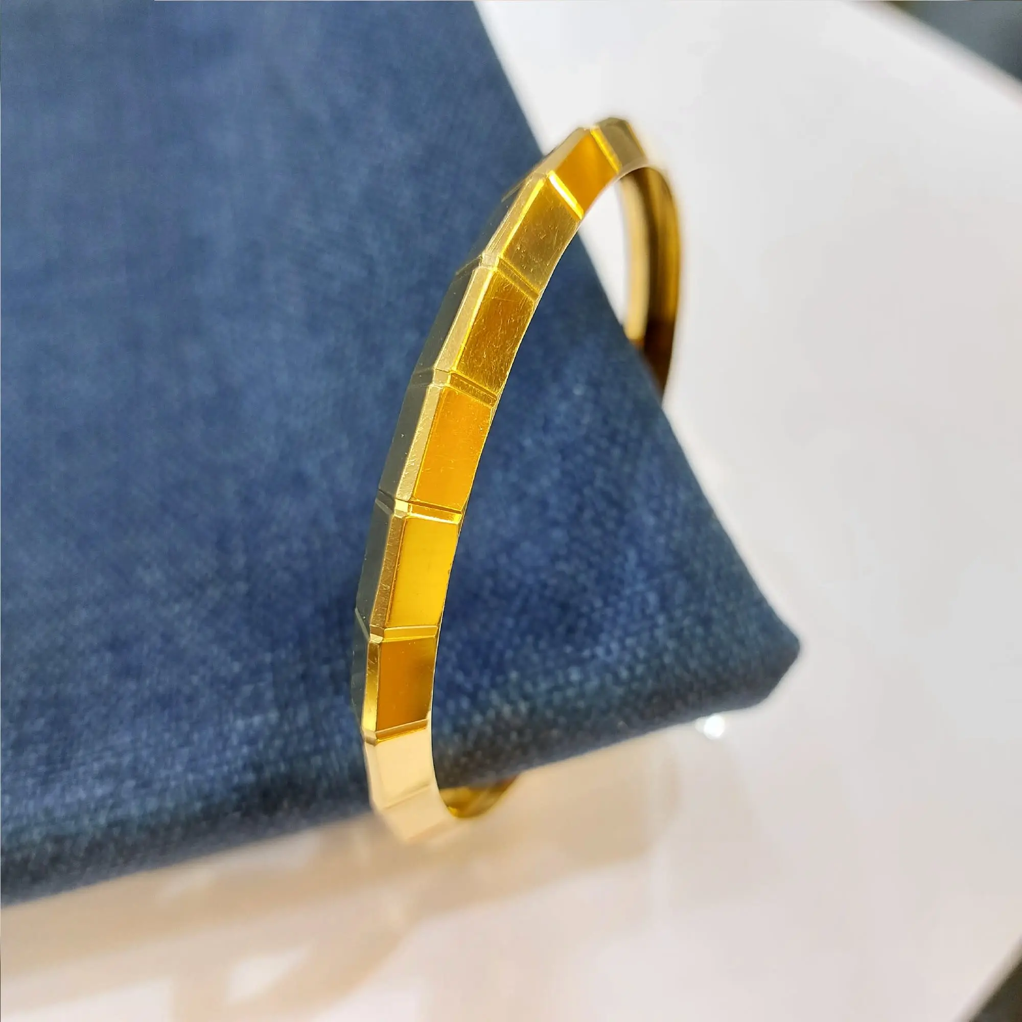 Trending Gold Kada