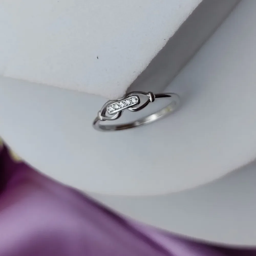 925 Silver Interlocking Link Ring with Sparkling Detail