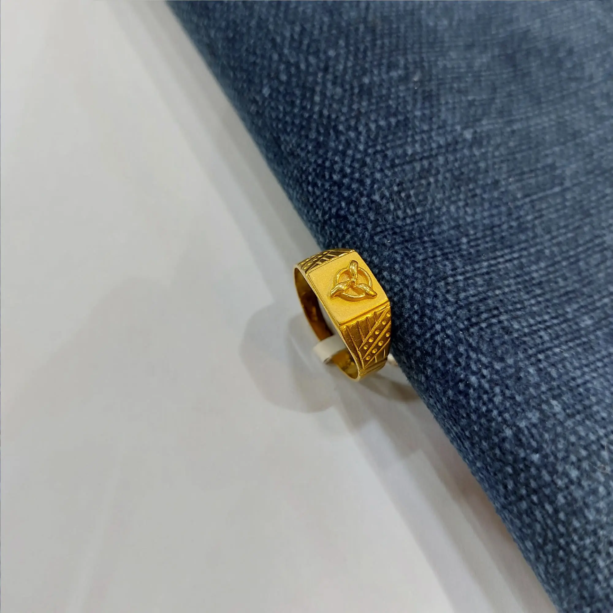 Trendy Gold Gents Ring