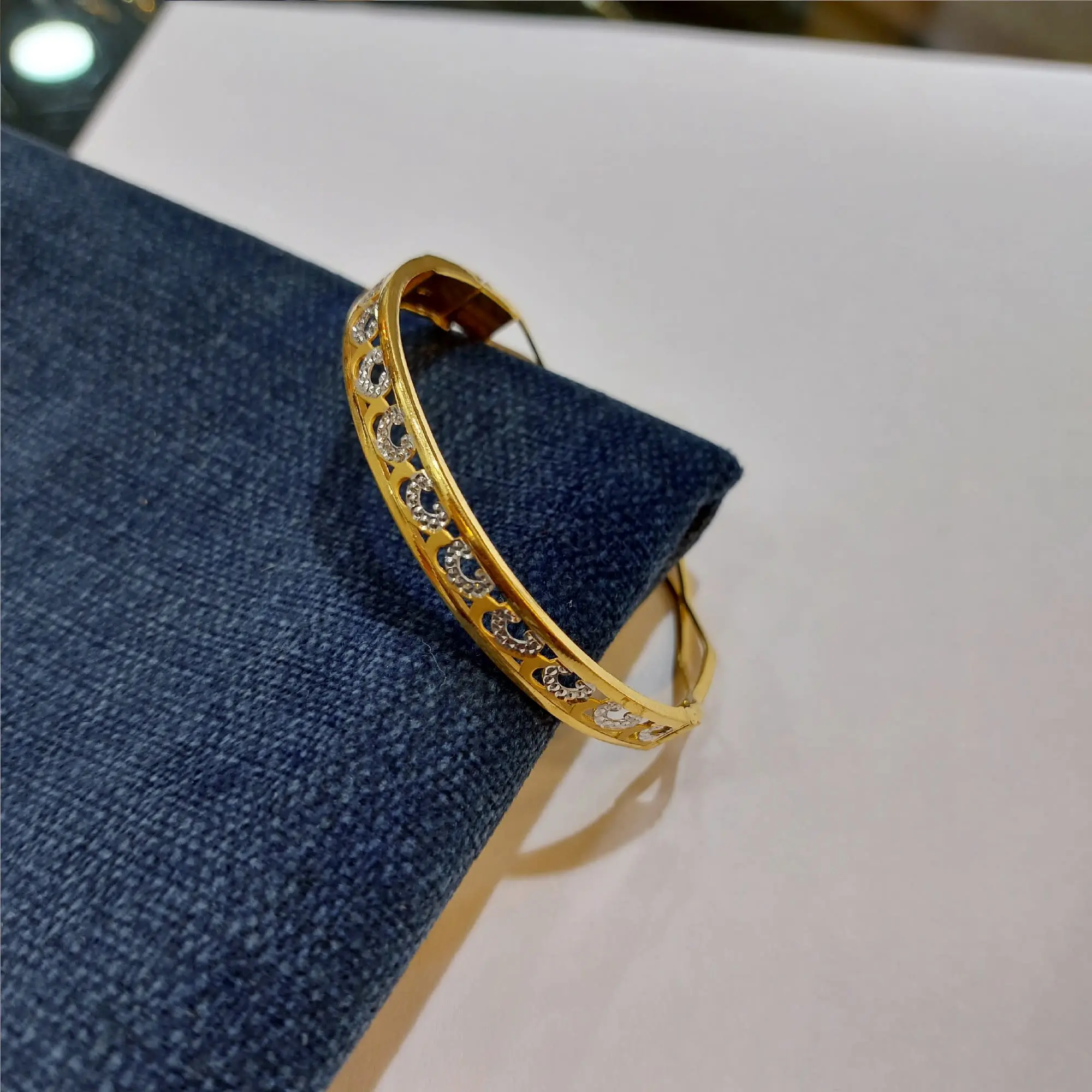 Ladies Kada With White Rodium