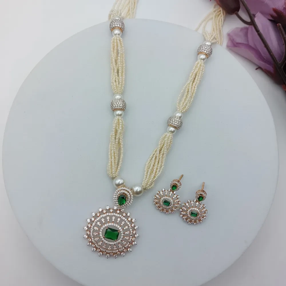 Stunning pearl & emerald Necklace Set