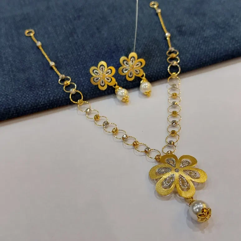 Antique Gold Necklace With White Rodium