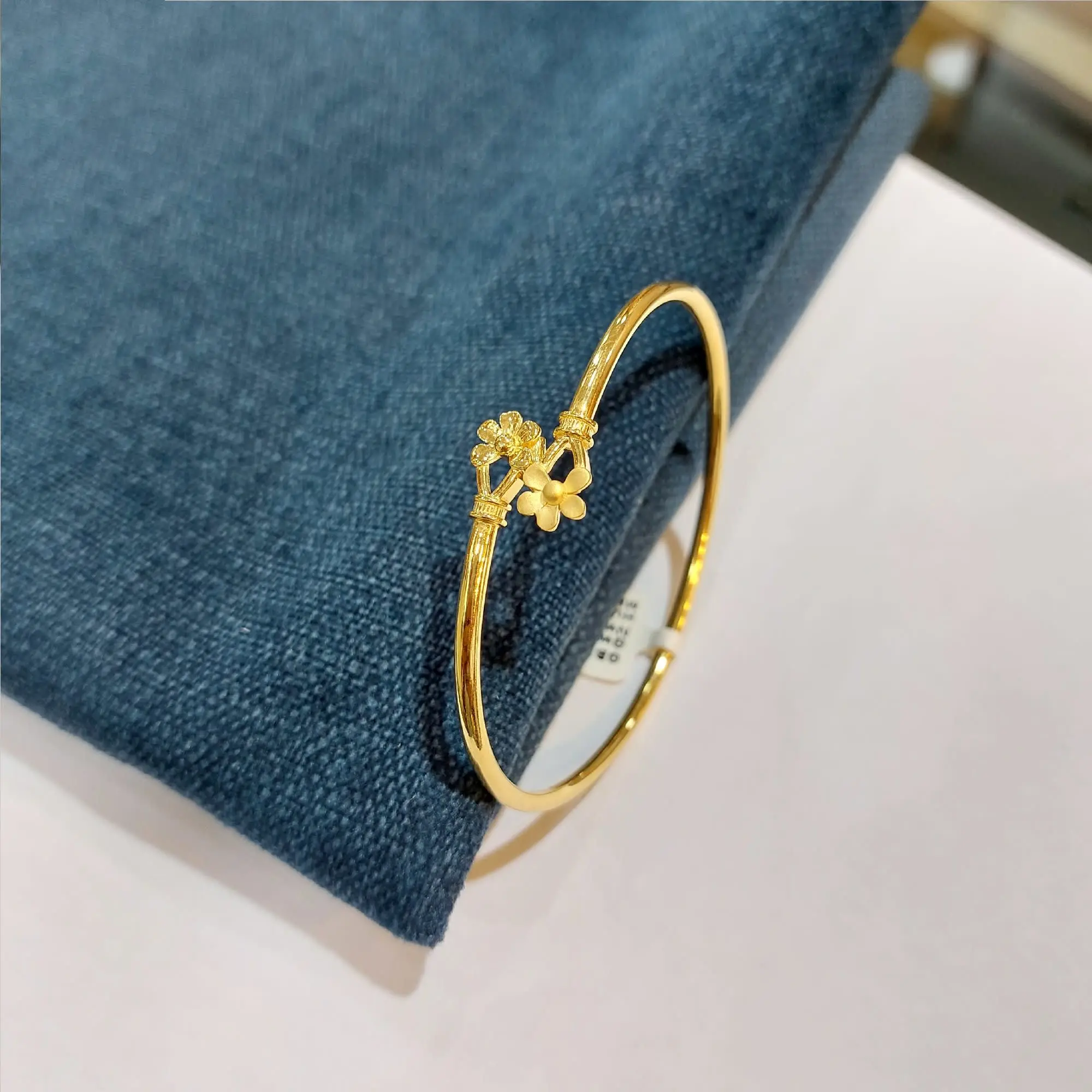 Ladies Kada With Matte Finishing