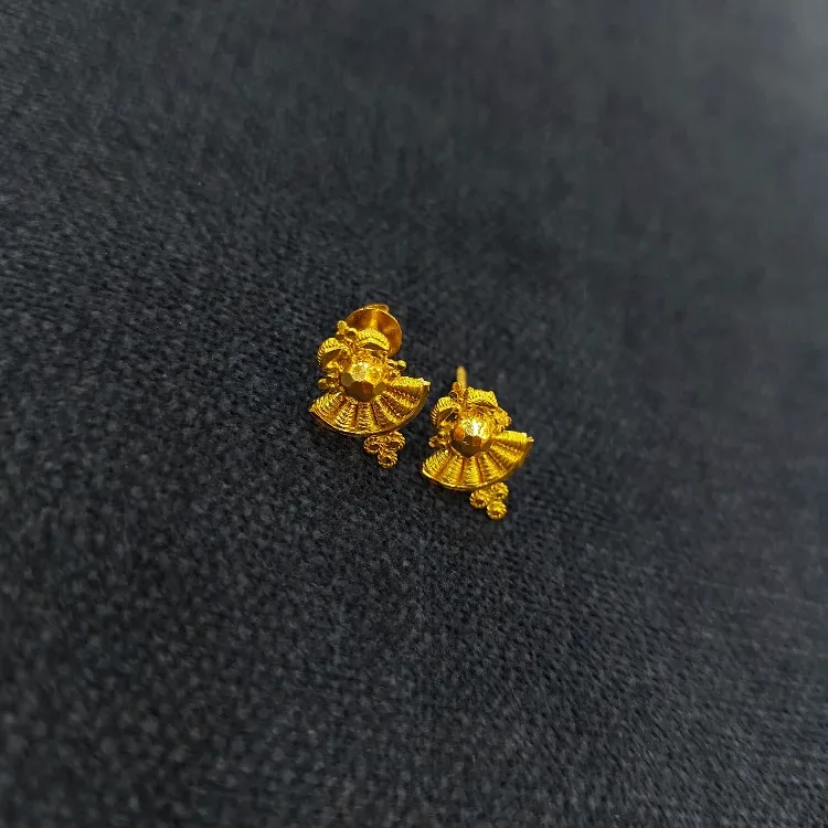 Trendy Gold Tops
