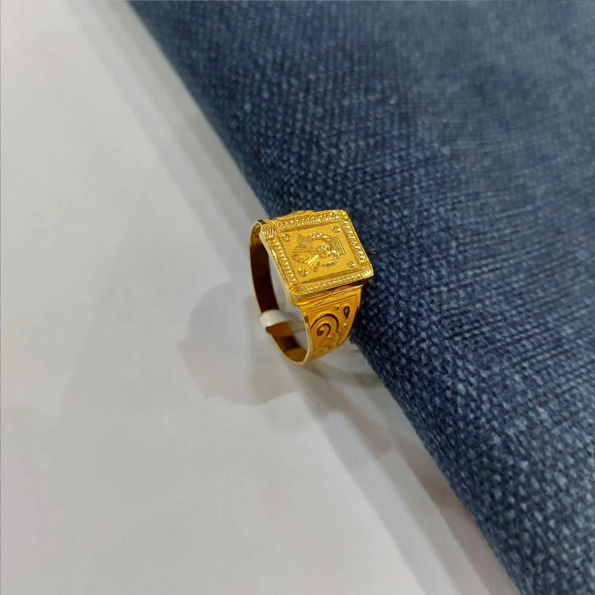 Trendy Gold Gents Ring Light Weight