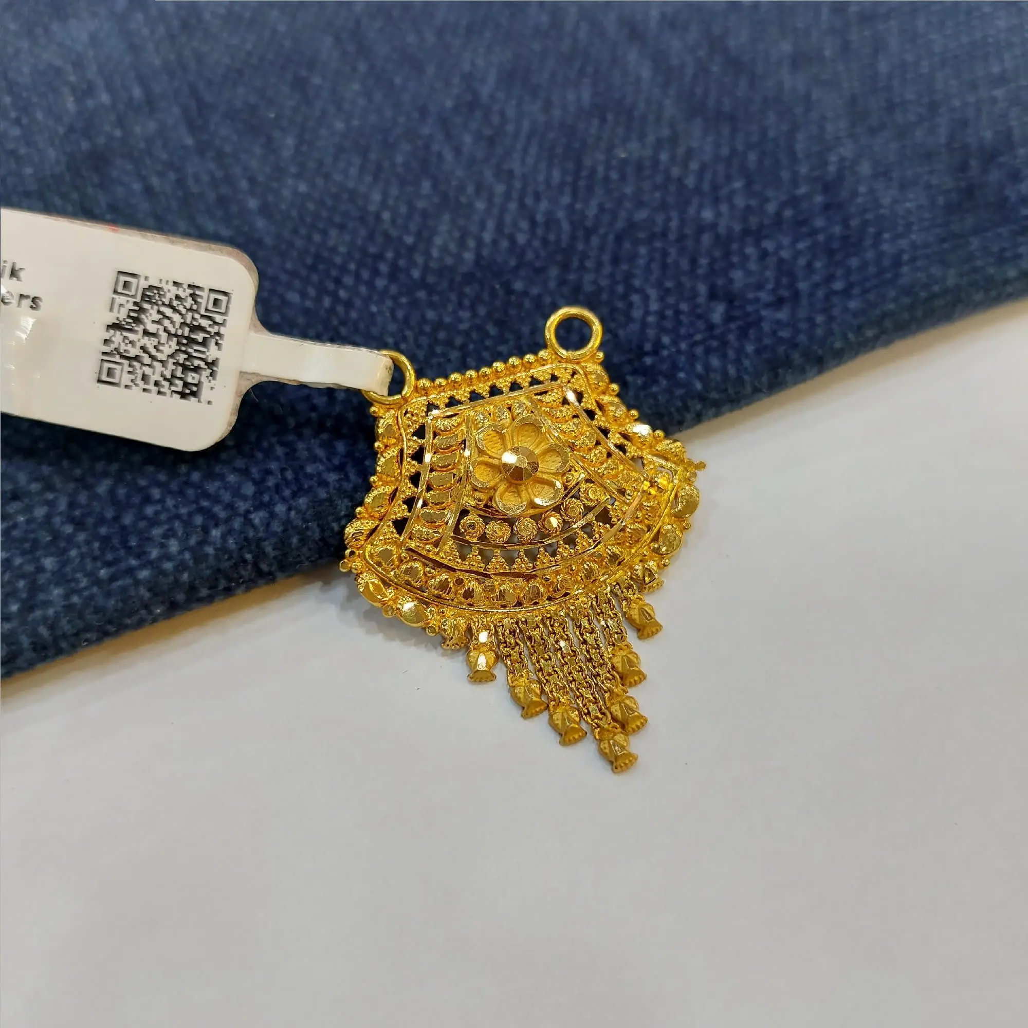Trendy Gold Mangalsutra Pendant