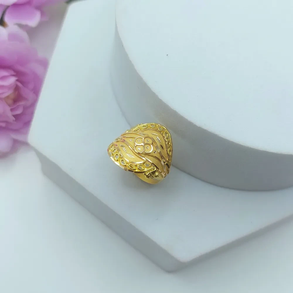 Elegant 18k Gold Ring