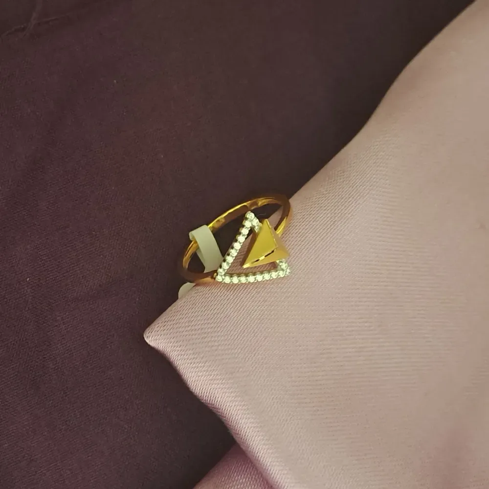 Bold Stylist Arrow Gold Ring