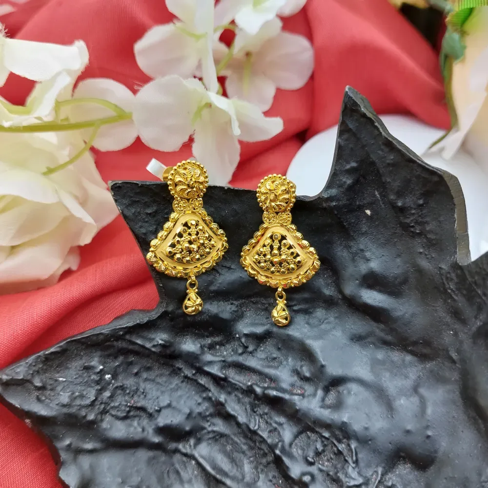Elegant 22kt Gold Earring
