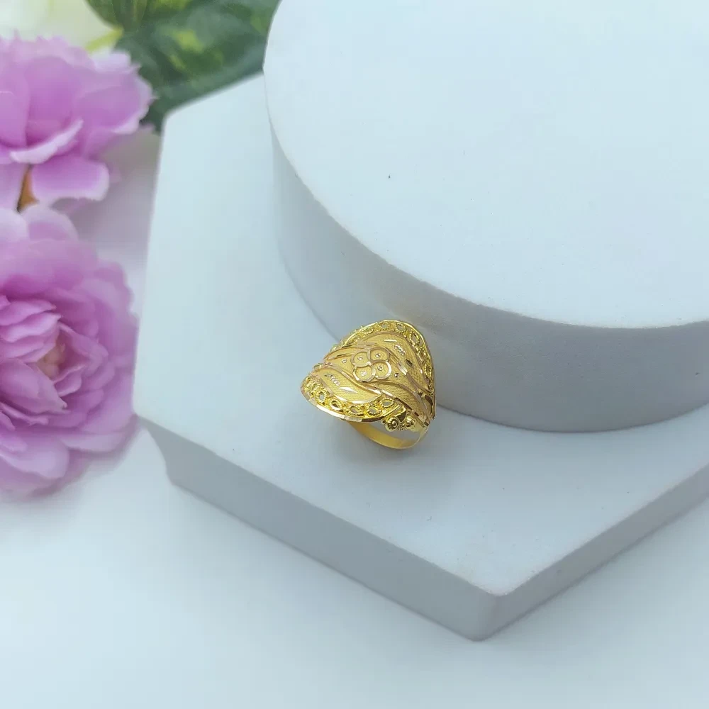 Elegant 18k Gold Ring