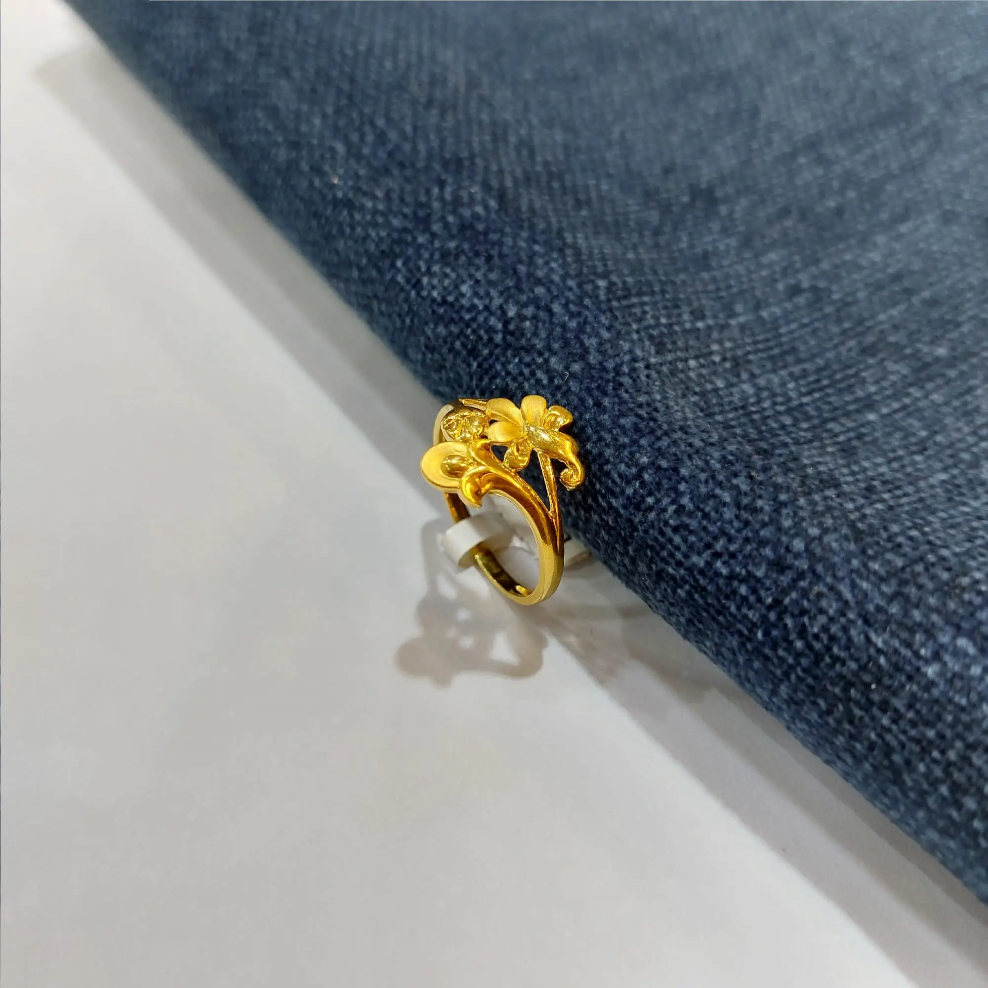 Ladies Gold Ring