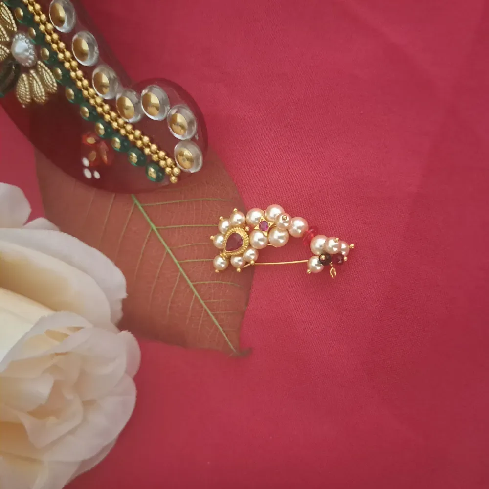 Elegant Gold Nath