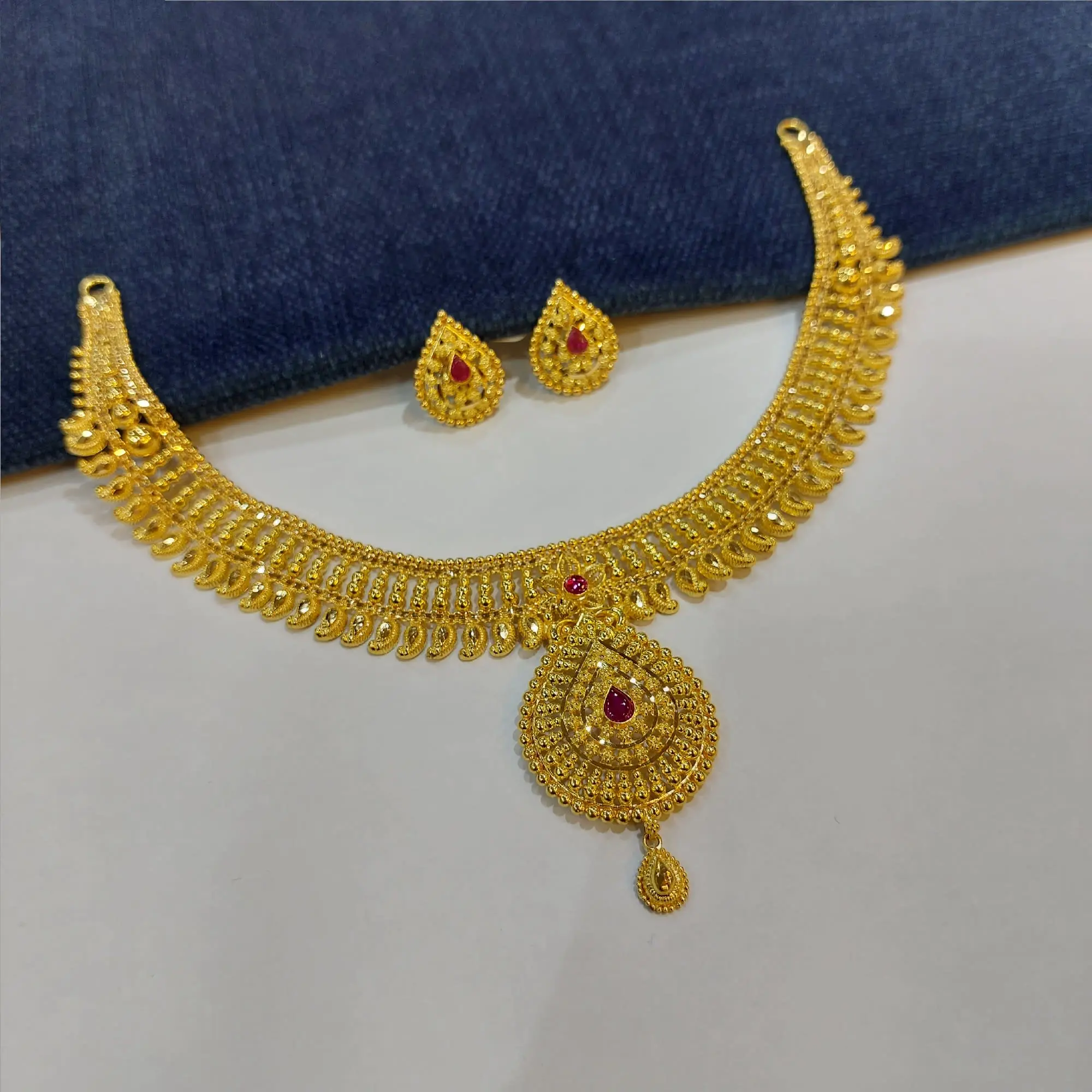 Trending Gold Short Necklace