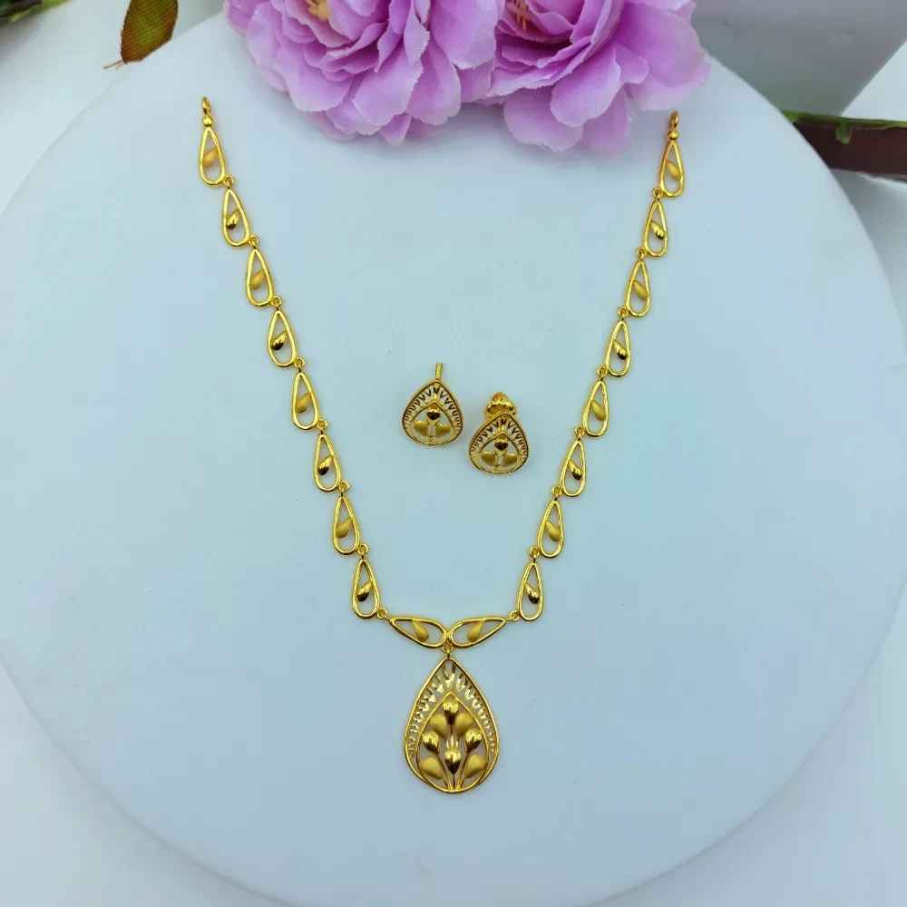 Teardrop Design 18k Gold Necklace Set