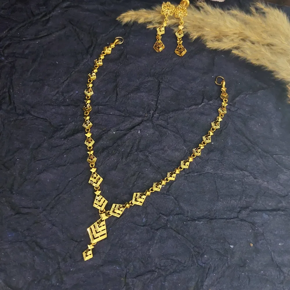 Trendy Short Gold Necklace