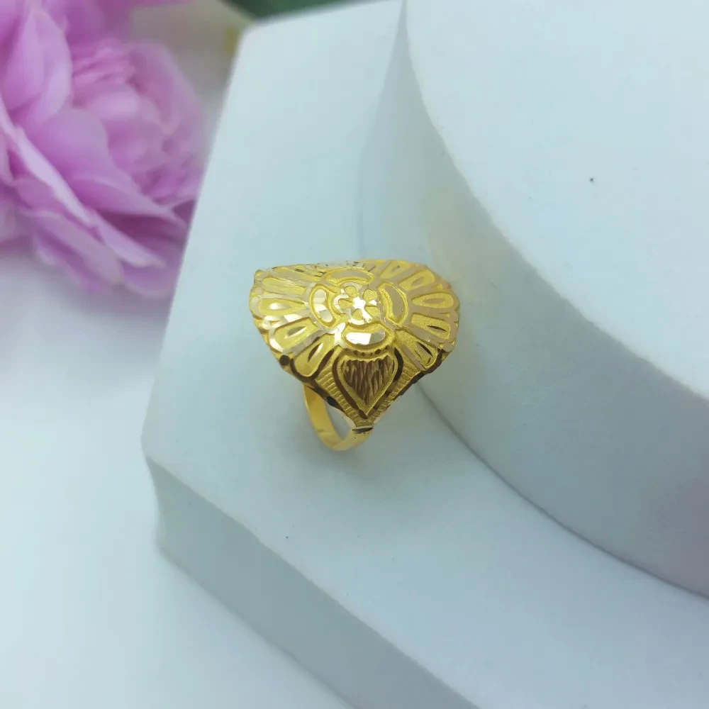 Classy 18k Gold Ring