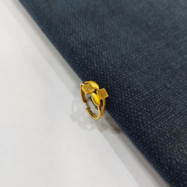 Style Gold Ladies Ring