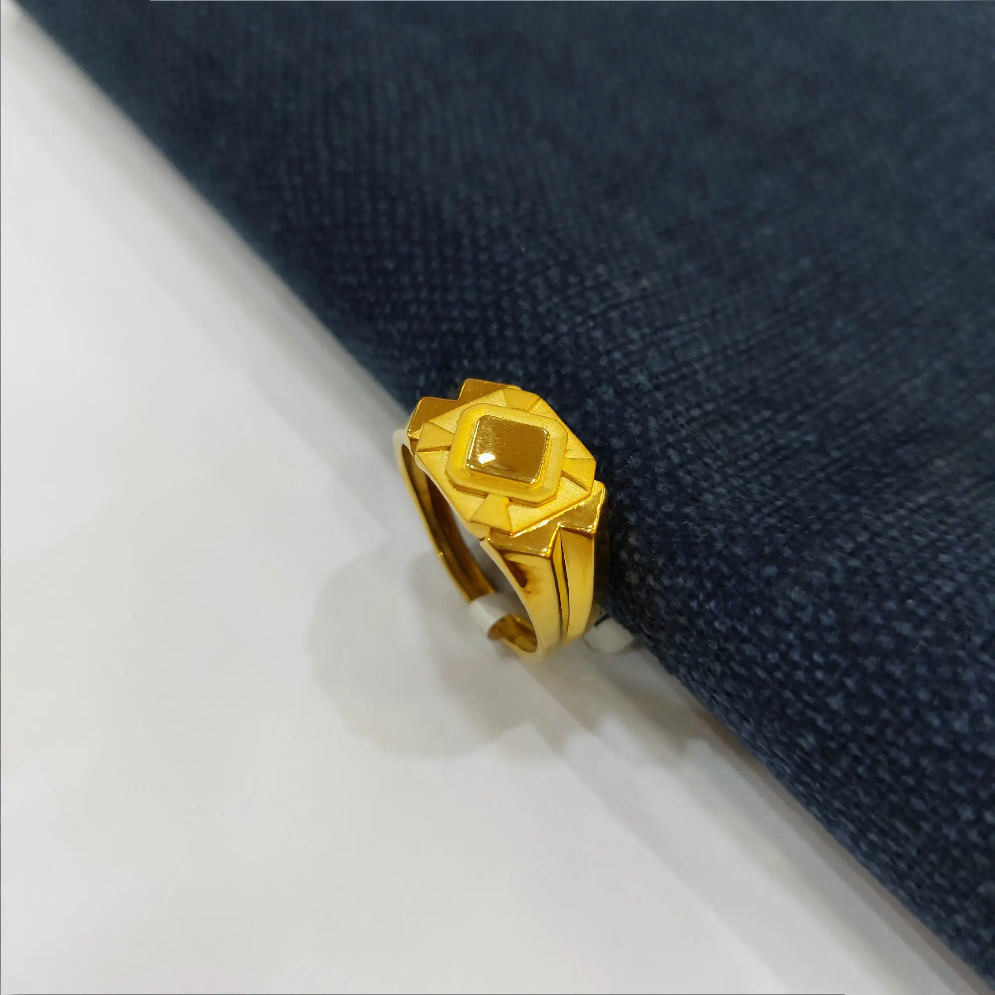 Style Gold Gents Ring