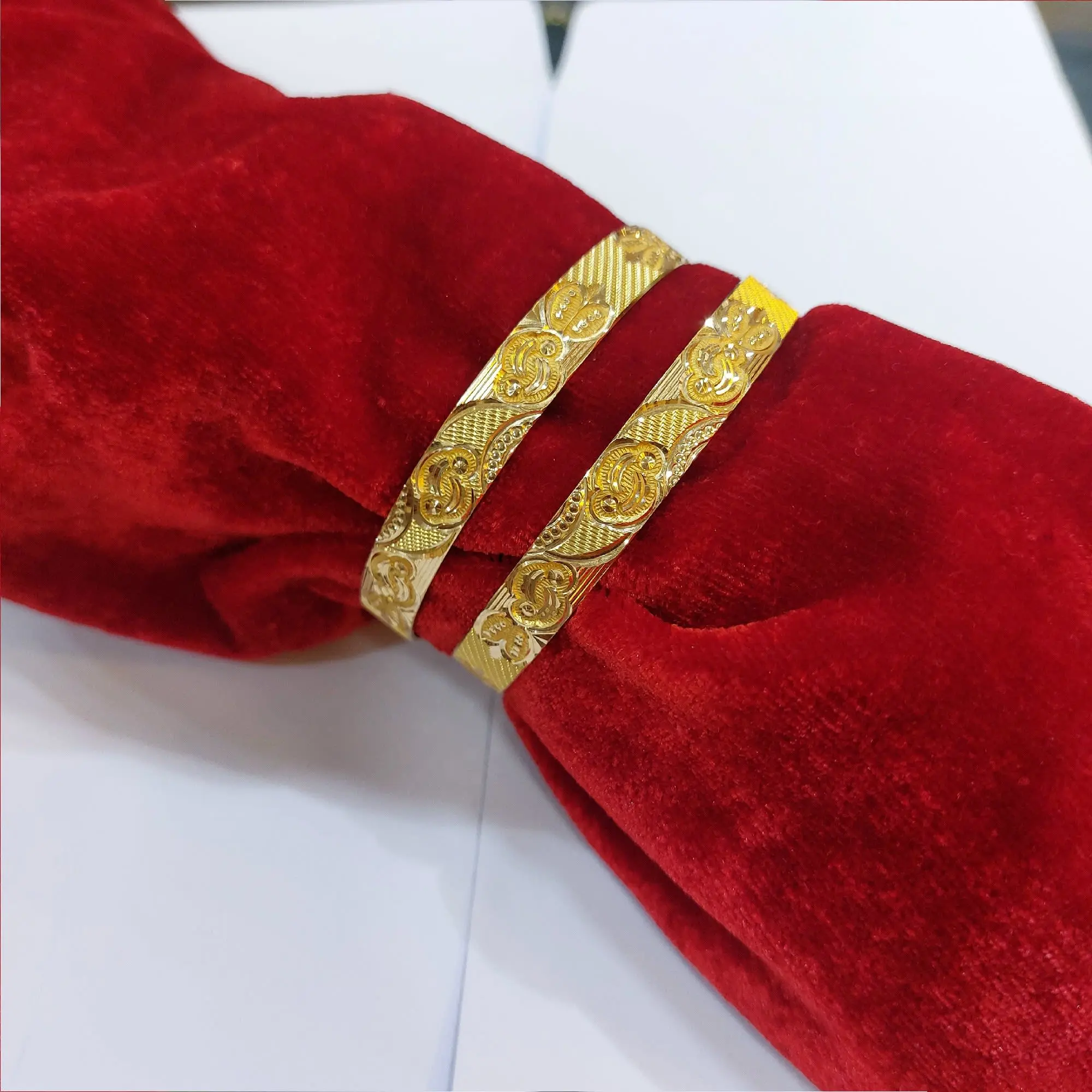 Trendy Gold Ladies Kangan