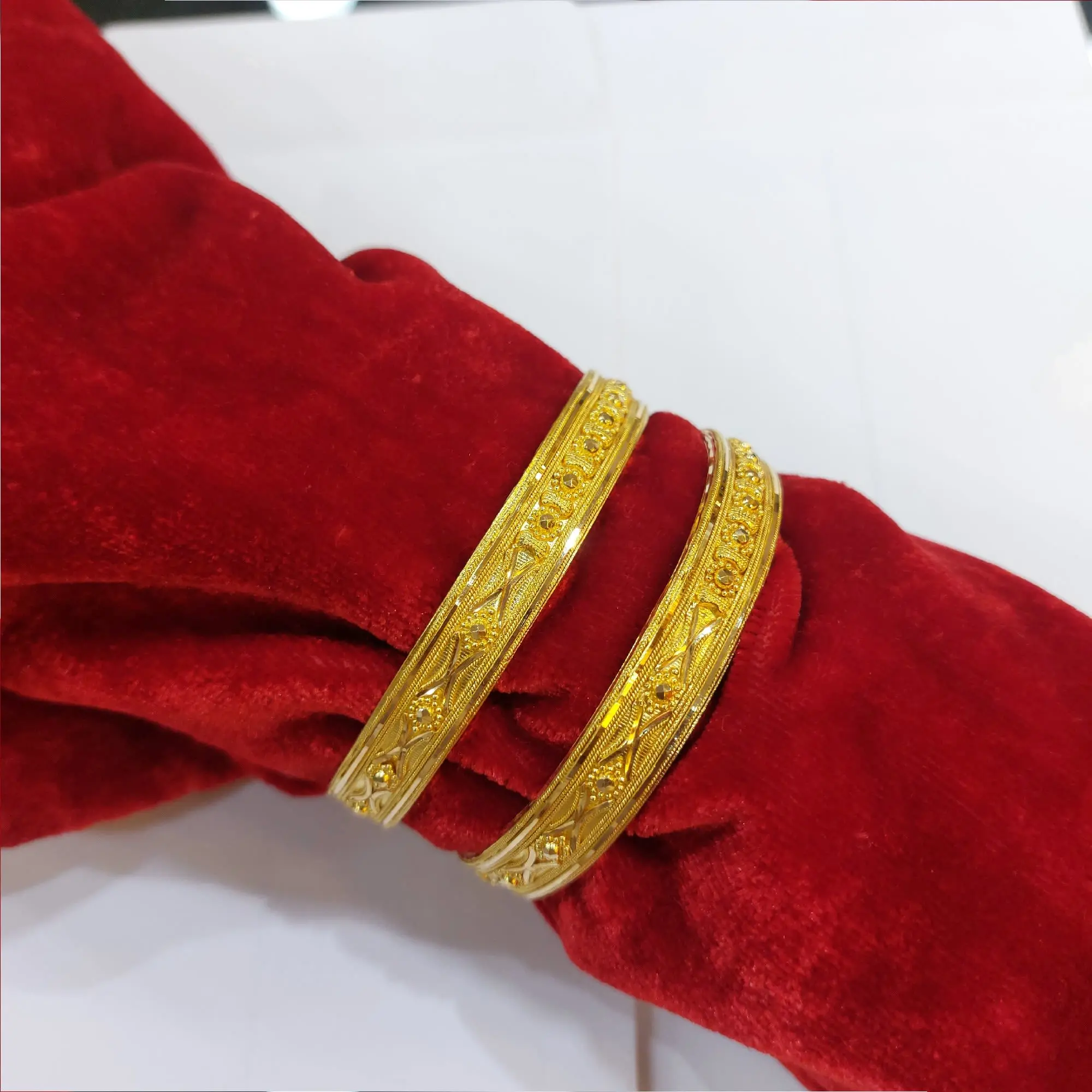 Trendy Gold Ladies Kangan