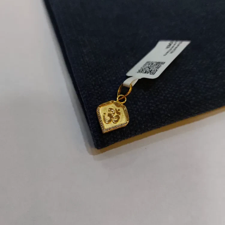 Style Gold Pendant