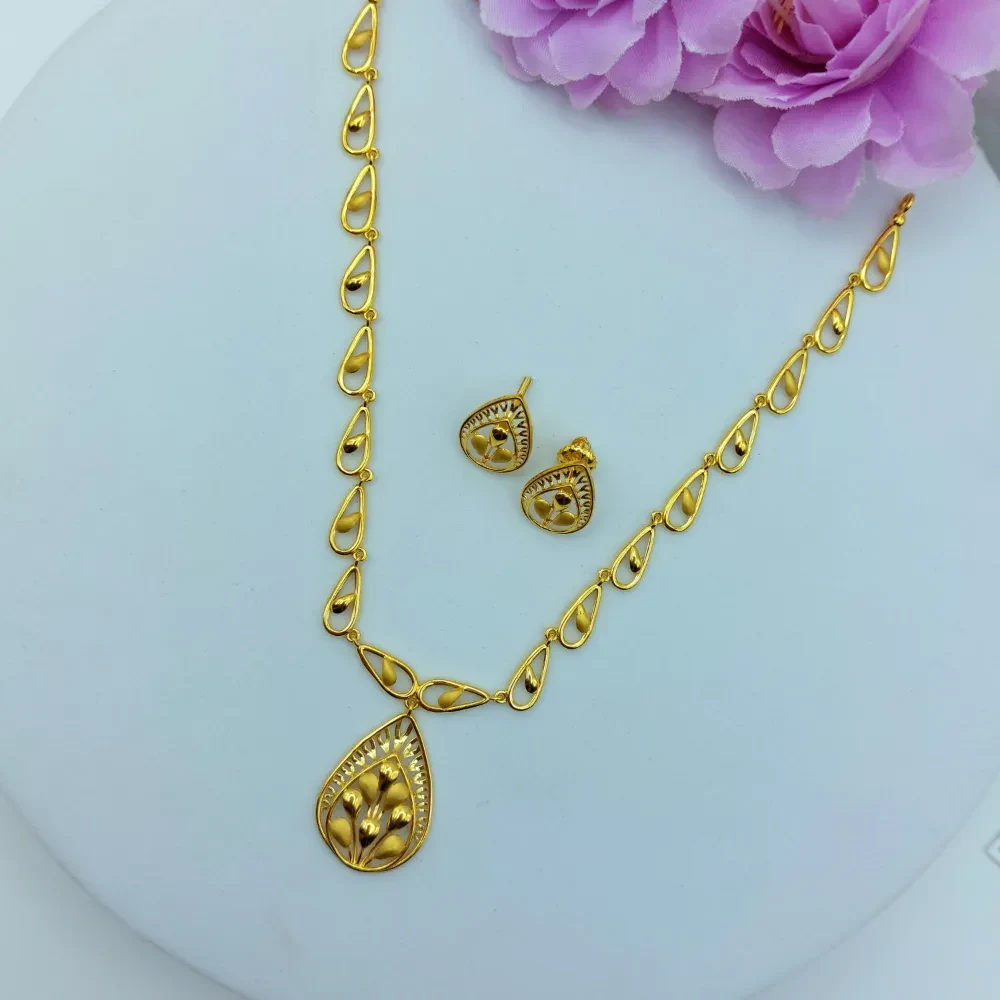 Teardrop Design 18k Gold Necklace Set
