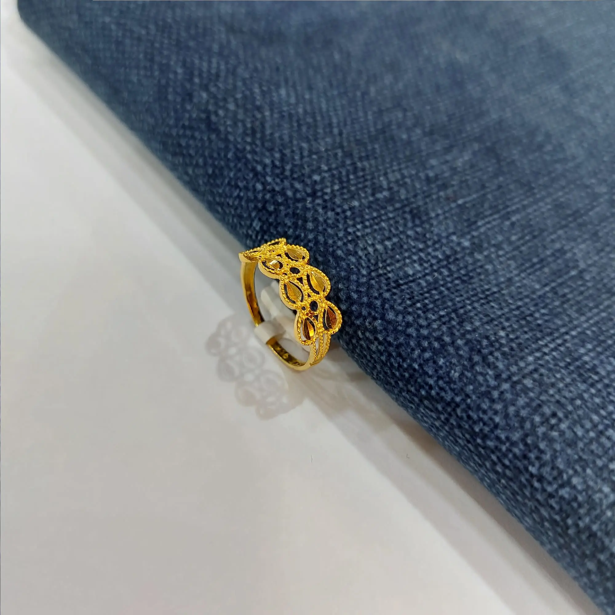 Light Weight Gold Ladies Ring