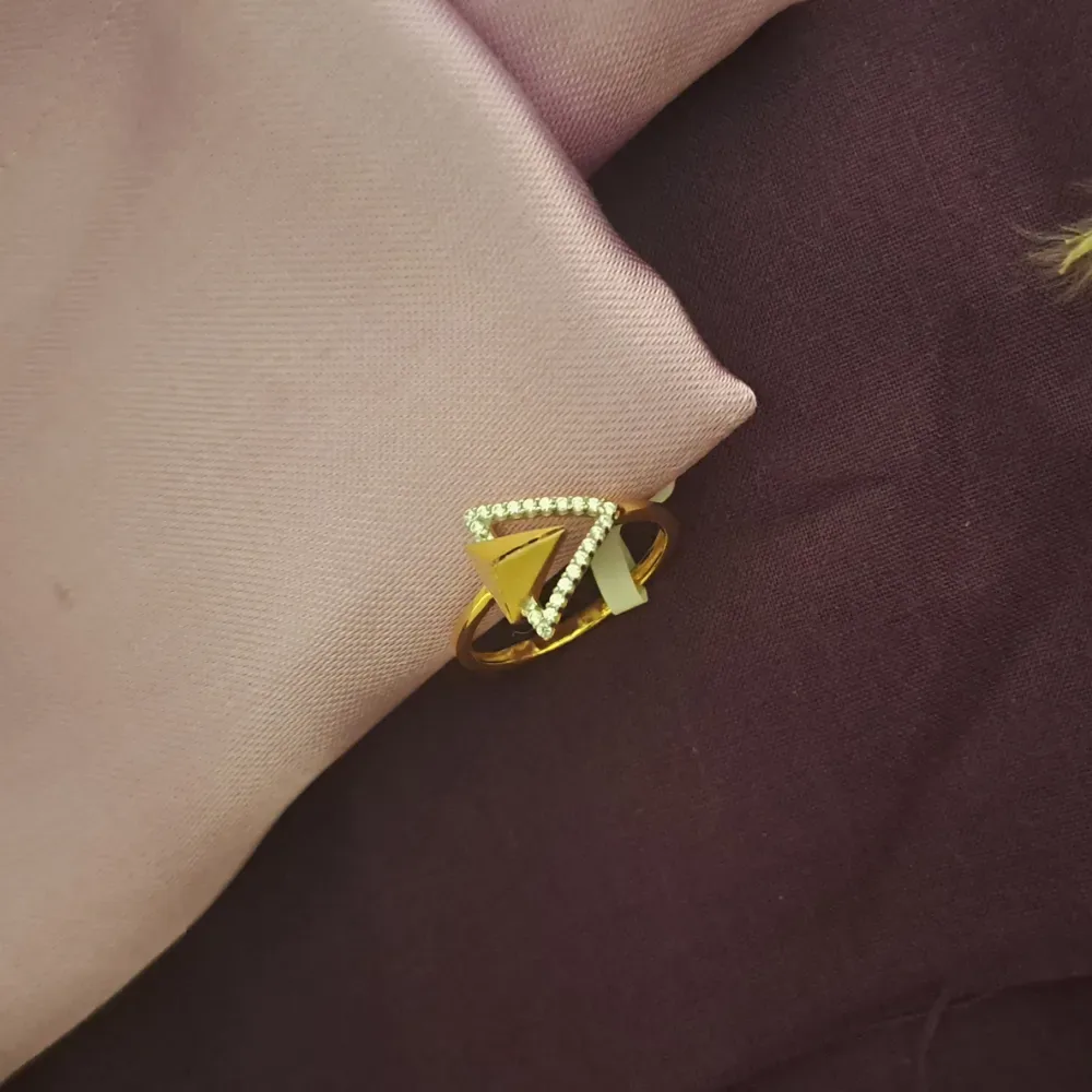 Bold Stylist Arrow Gold Ring