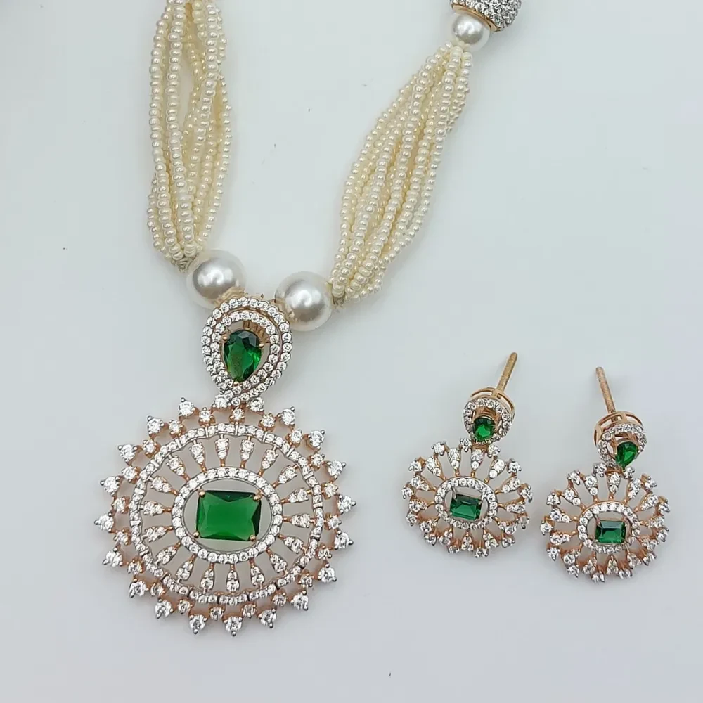 Stunning pearl & emerald Necklace Set