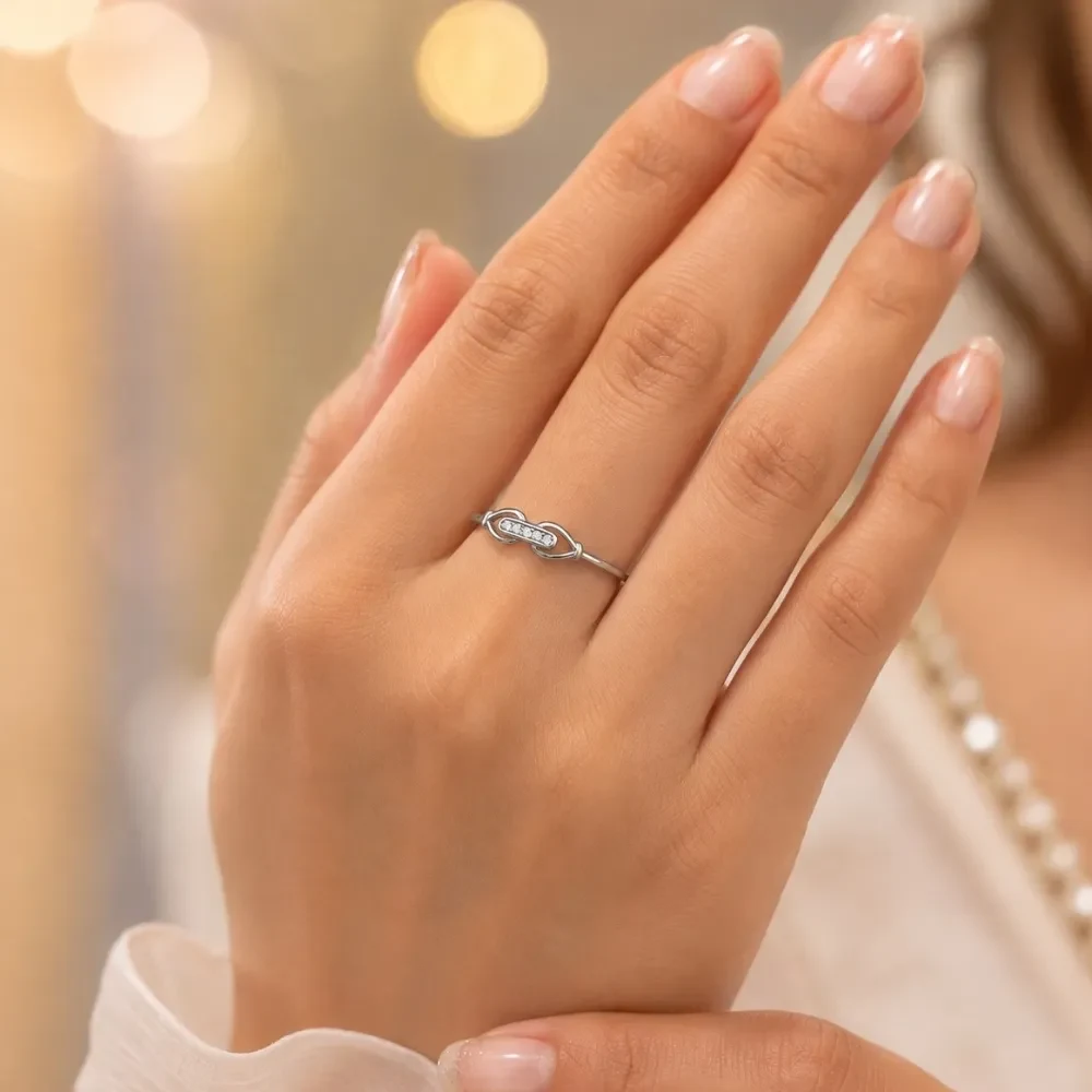 925 Silver Interlocking Link Ring with Sparkling Detail