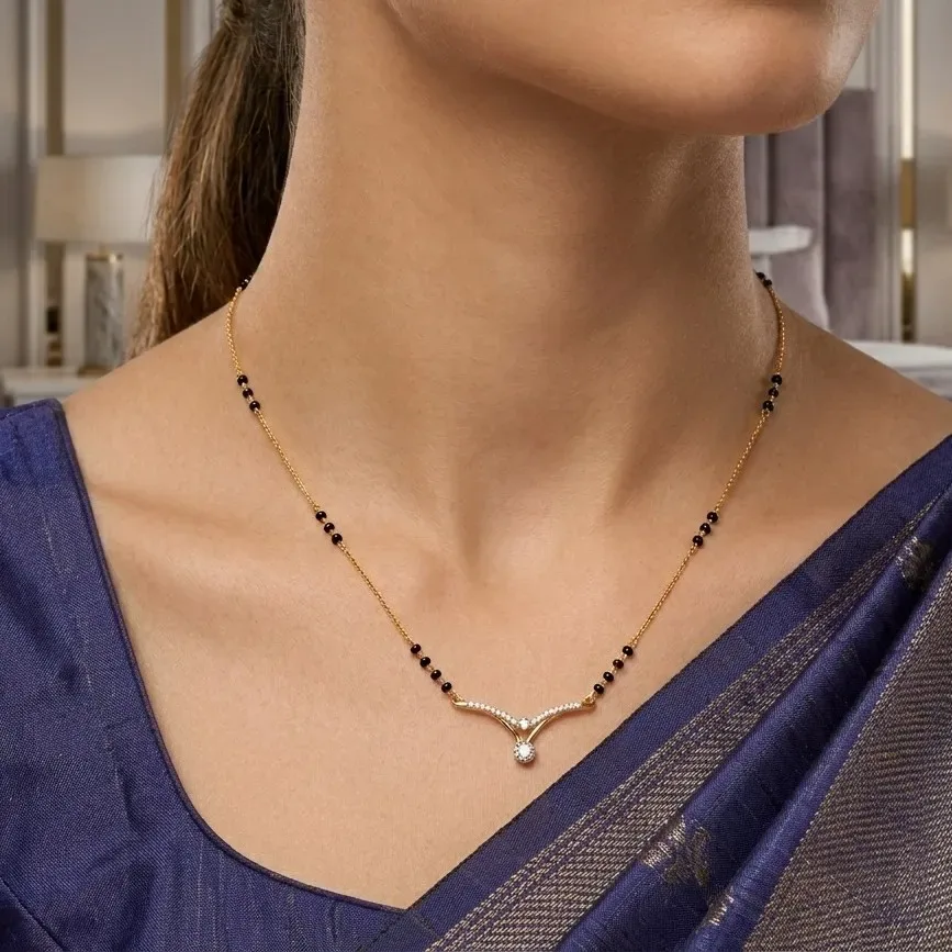 Trendy V-Pendant 18k Mangalsutra