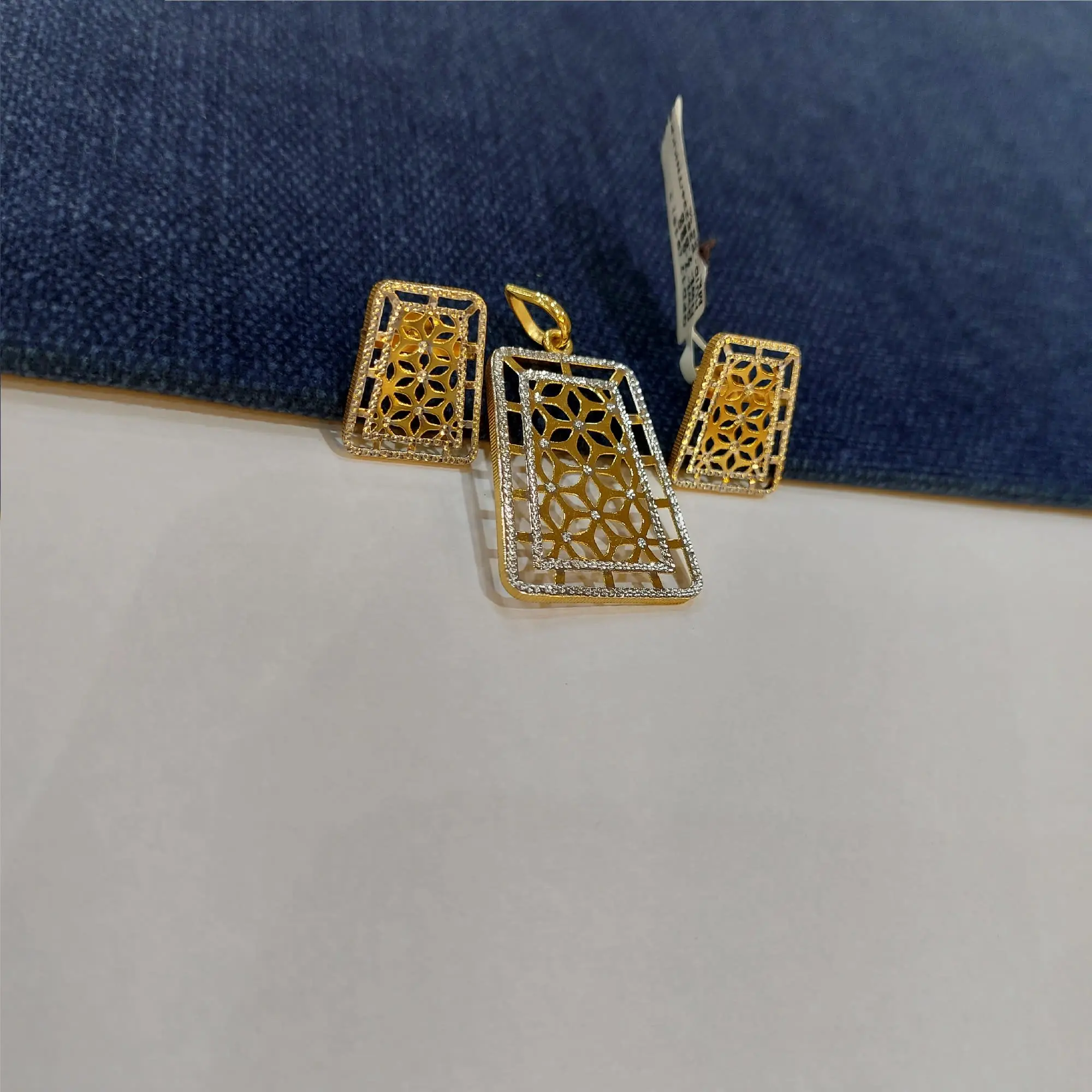 Gold Pendant Set With Rodium Polish