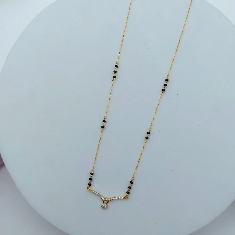 Trendy V-Pendant 18k Mangalsutra