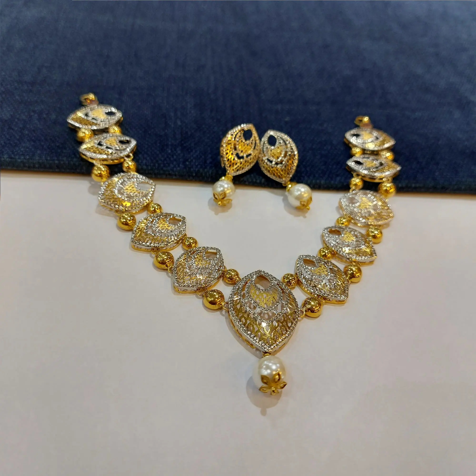 Gold Necklace With White Roadium