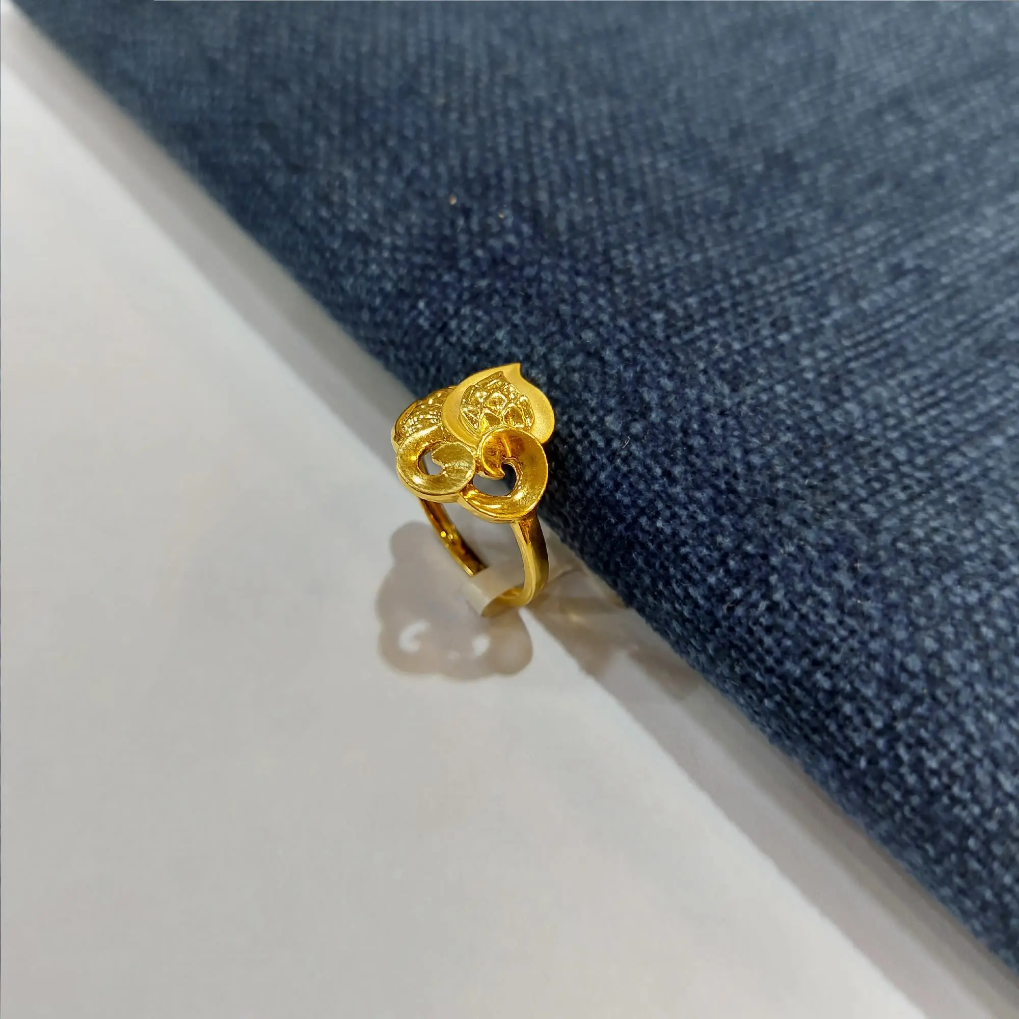 Style Ladies Gold Ring