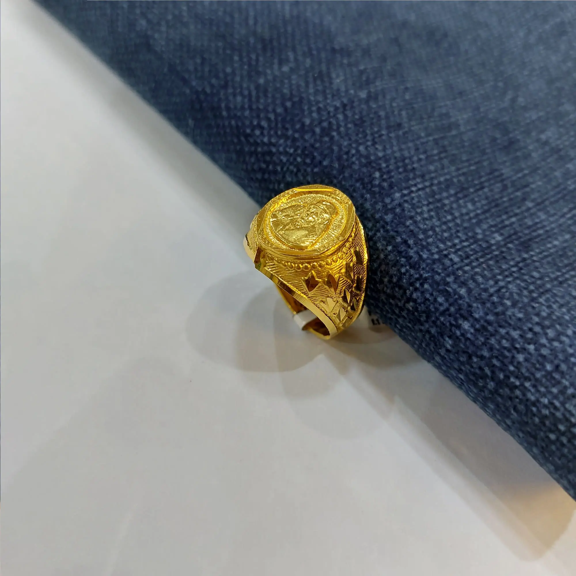 Trendy Gold Gents Ring